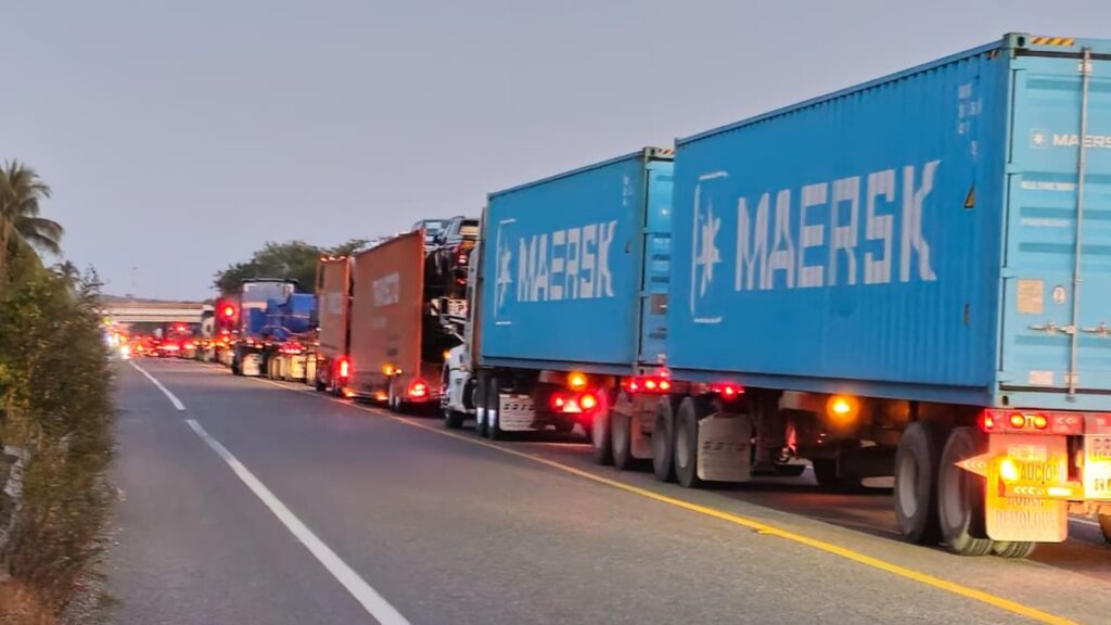 Crisis en Puerto Lázaro Cárdenas: Cierre Total de la Autopista Siglo XXI Impacta el Transporte de Carga
