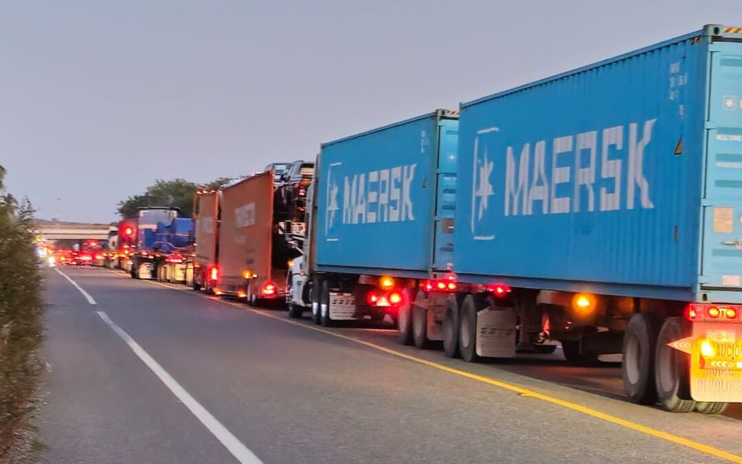 Crisis en Puerto Lázaro Cárdenas: Cierre Total de la Autopista Siglo XXI Impacta el Transporte de Carga