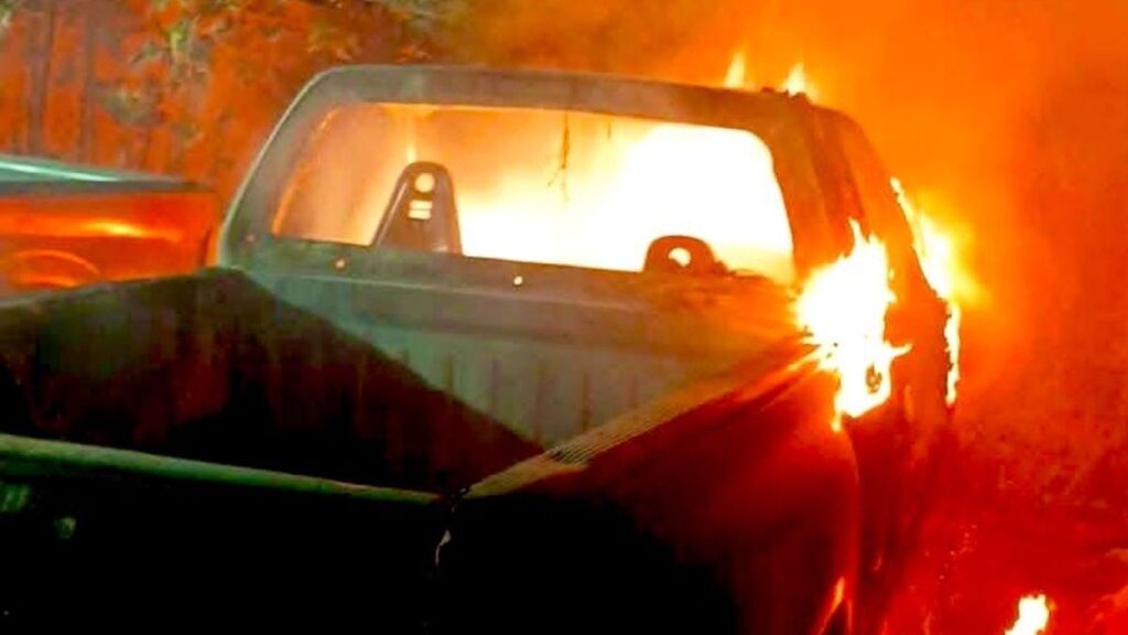 Ataque Violento en Palmar de Bravo: Incendian Casa y Autos del Exalcalde Adán Silva Valeriano