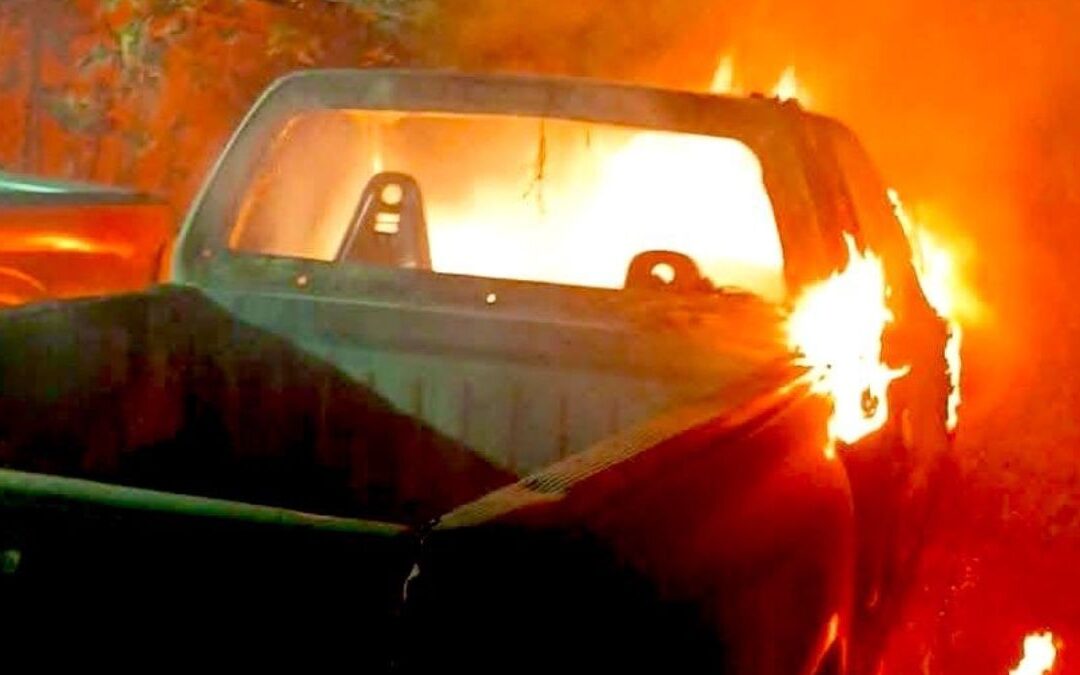 Ataque Violento en Palmar de Bravo: Incendian Casa y Autos del Exalcalde Adán Silva Valeriano