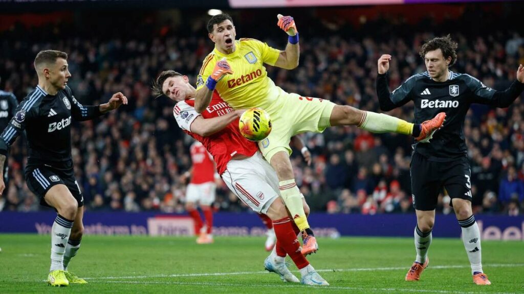 Dibu Martínez Sufre en la goleada del Arsenal sobre el Aston Villa | VIDEO