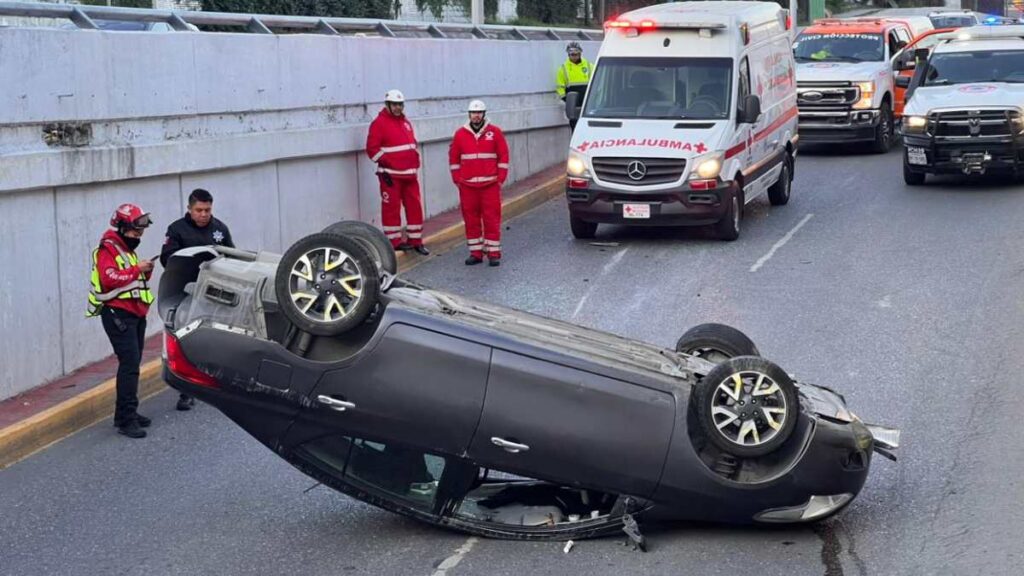 Accidente de Auto Obliga a Cerrar Vialidad en Garza Sada y Lázaro Cárdenas en Monterrey