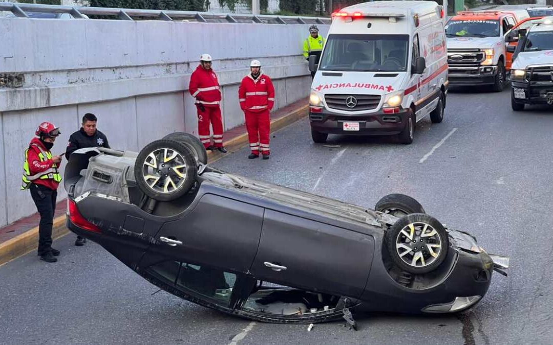 Accidente de Auto Obliga a Cerrar Vialidad en Garza Sada y Lázaro Cárdenas en Monterrey