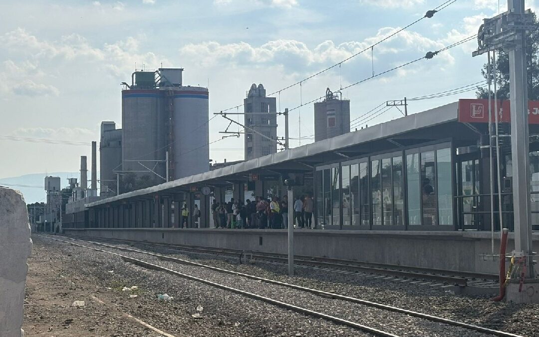 Línea 4 del Tren Ligero: usuarios critican aumento de tarifa ante inseguridad y obras inconclusas