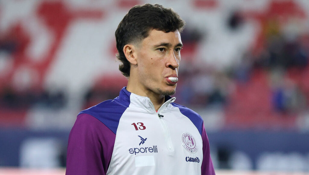 Los Aficionados del América Celebra con Memes la Posible Llegada de Dourado