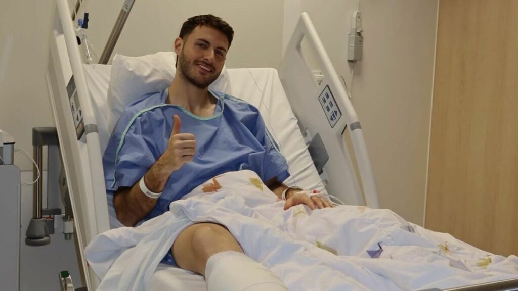 Santiago Giménez: El Entrenador del Milan Revela la Duración de su Baja por Lesión