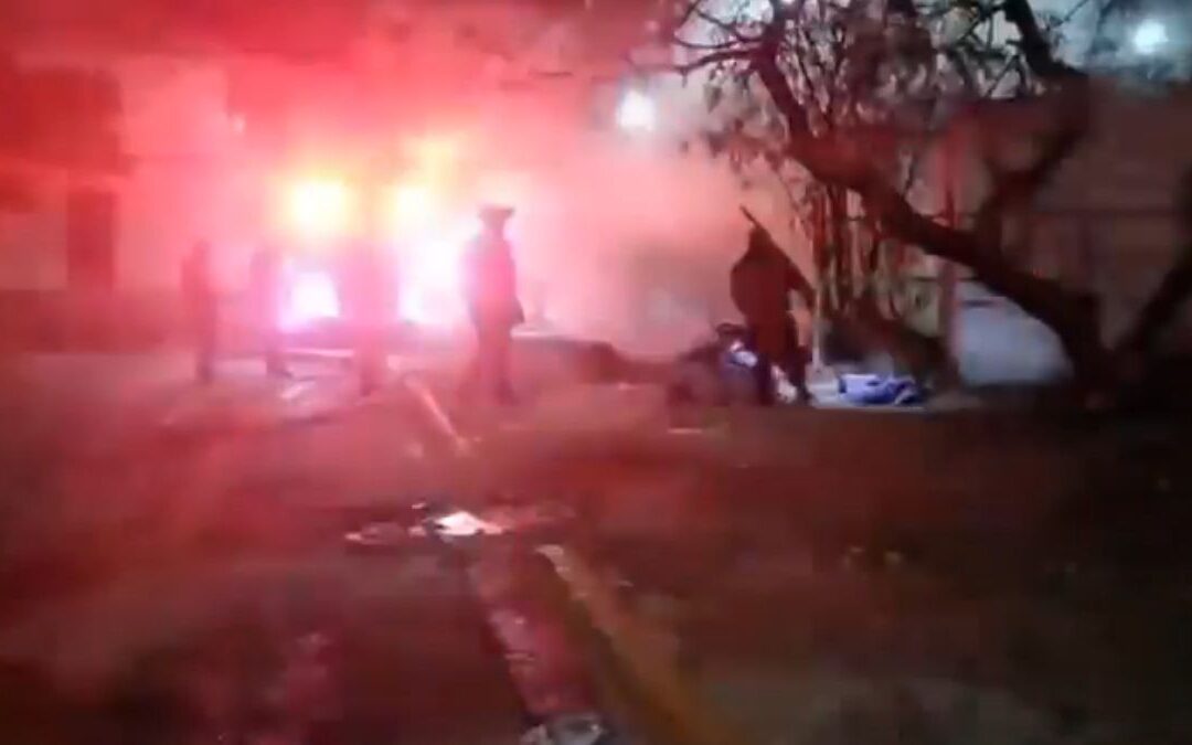 Fuerte incendio en Monterrey consume tienda de abarrotes y alarma a cuerpos de rescate