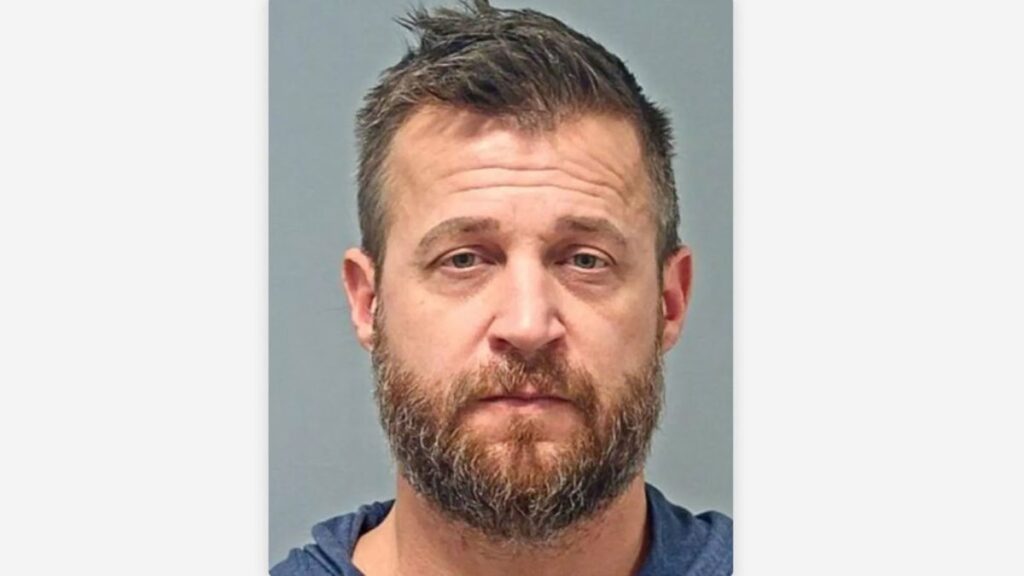 Detienen a exestrella de reality show en Phoenix por abuso de menores y animales