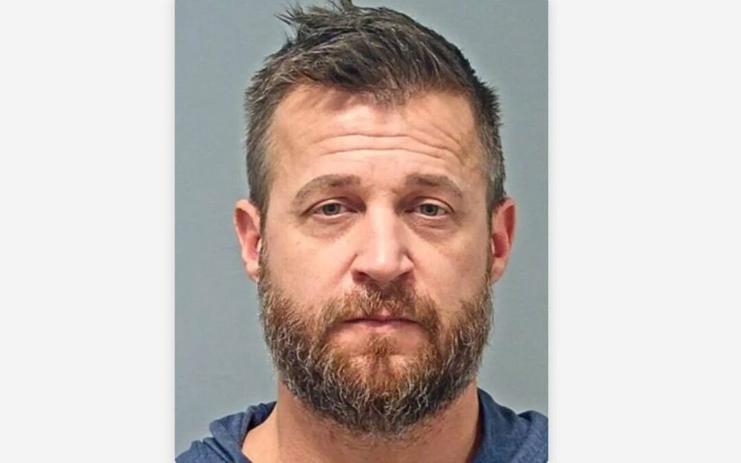 Detienen a exestrella de reality show en Phoenix por abuso de menores y animales