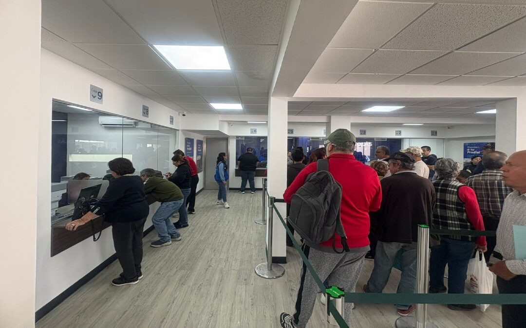 Filas Largas Persisten para el Pago del Predial en San Nicolás en el Segundo Día de 2026