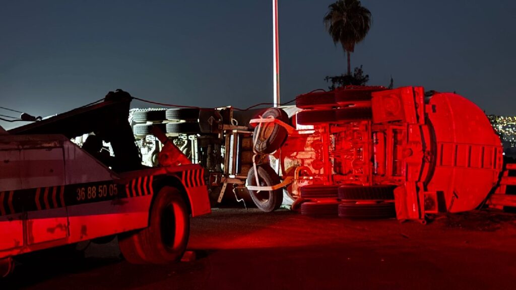 Accidente en Chapala: Pipa Volcada Cierra Carretera Cerca del Aeropuerto de Guadalajara