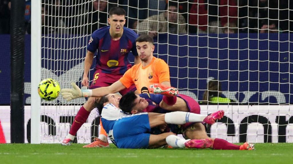 Joan García Desata Controversia con su Jugada Polémica en el Espanyol vs Barcelona