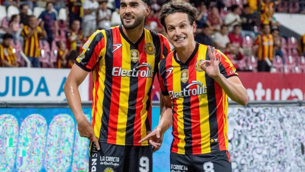 Carlos Fierro sufre grave lesión durante el emocionante partido UDG vs Rayados | VIDEO