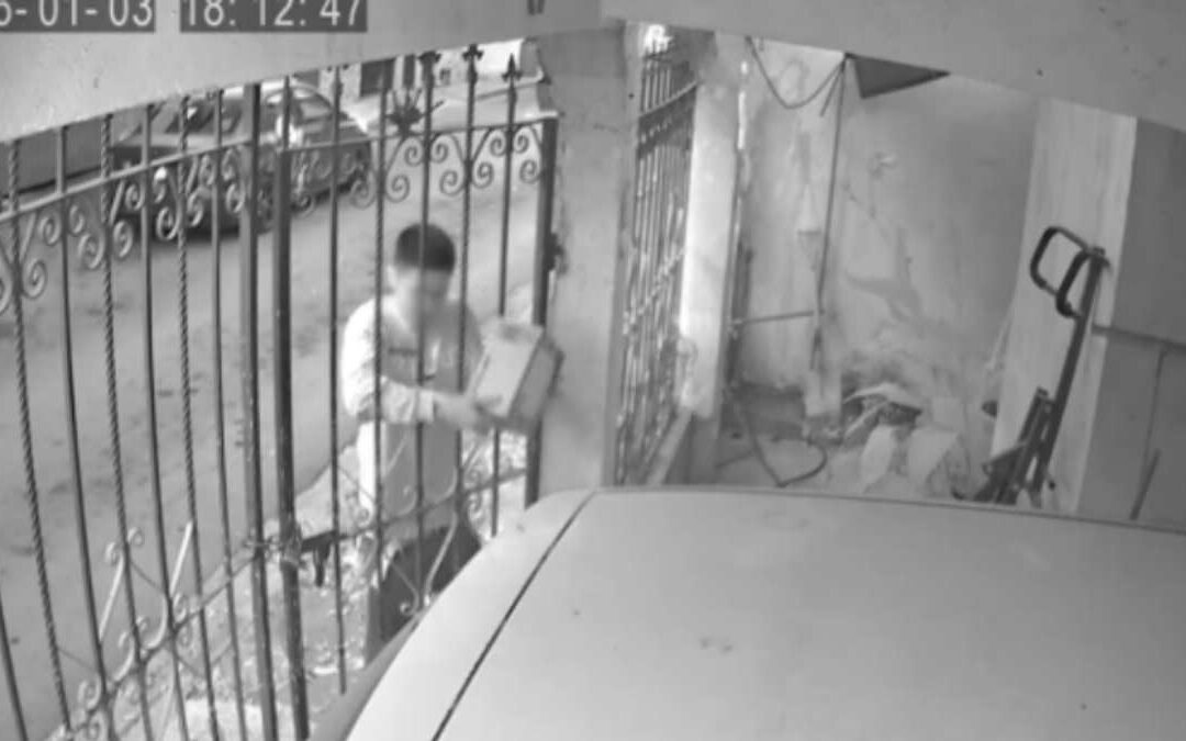 Robo de Paquetes en Monterrey: Joven Sustrae Paquete de Amazon en Colonia Moderna | VIDEO