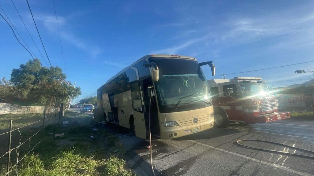 Incendio de camión de pasajeros en Carretera Nacional de Allende, Nuevo León