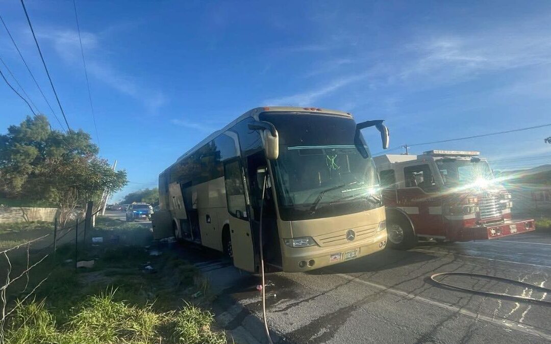 Incendio de camión de pasajeros en Carretera Nacional de Allende, Nuevo León