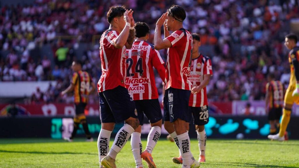 Chivas Domina en la Copa Pacífica: Gran Victoria sobre Leones Negros en Pretemporada