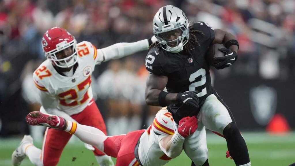 Las Vegas Raiders Logran una Triunfo sobre los Chiefs y Culminan la Temporada con Victoria
