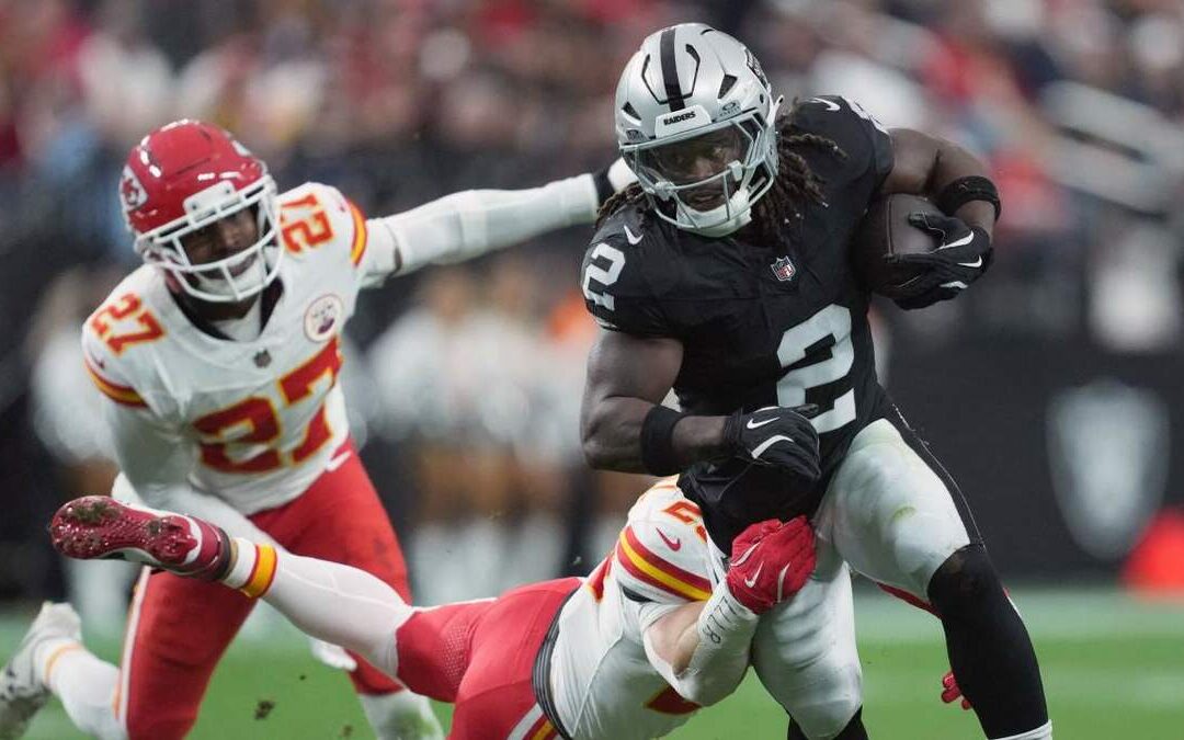 Las Vegas Raiders Logran una Triunfo sobre los Chiefs y Culminan la Temporada con Victoria