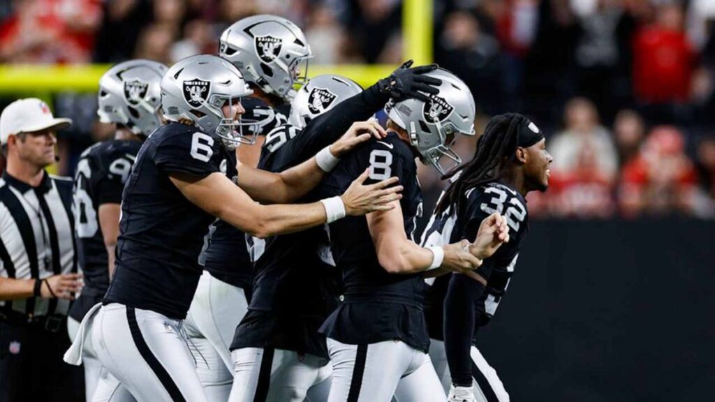Raiders Celebran un Dramático Triunfo sobre los Chiefs en la NFL 2025-26