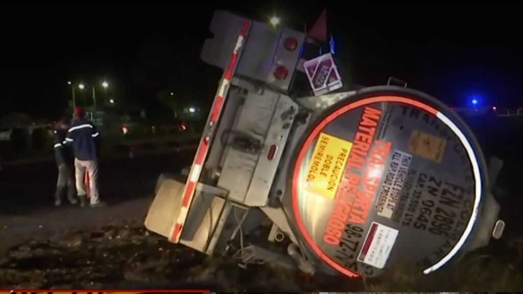 Accidente de Volcadura de Pipa con Diesel Activa a Cuerpos de Emergencia en Lerdo