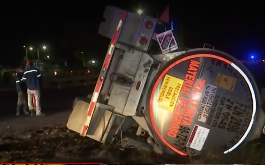 Accidente de Volcadura de Pipa con Diesel Activa a Cuerpos de Emergencia en Lerdo