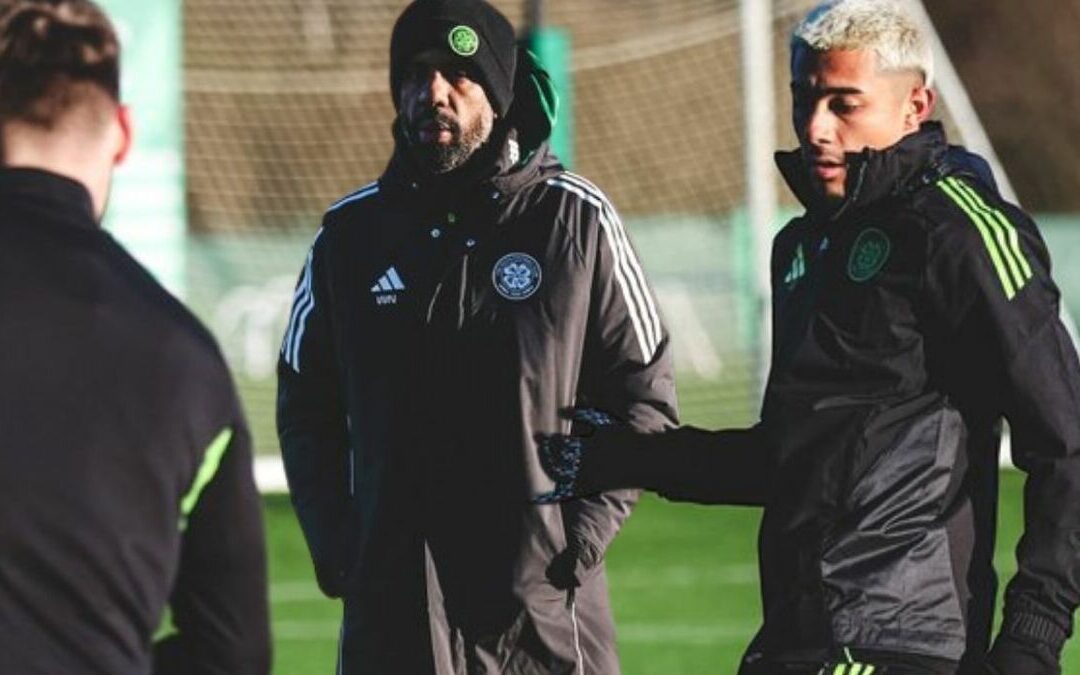 Julián Araujo Hace Su Debut en el Celtic FC Tras el Sorprendente Cambio de Técnico