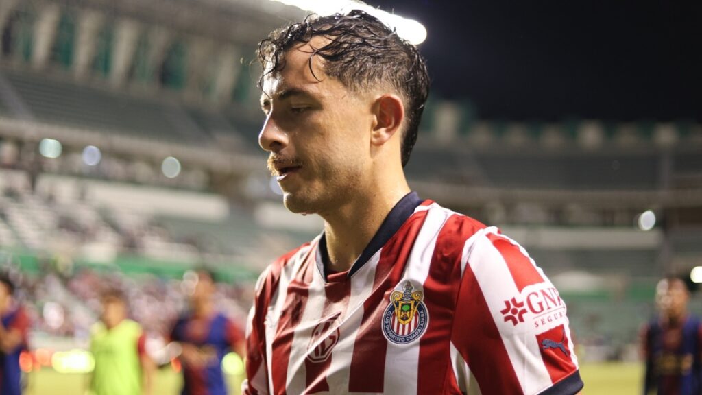 Chivas Confirma la Salida de Alan Mozo: Un Adiós Emotivo