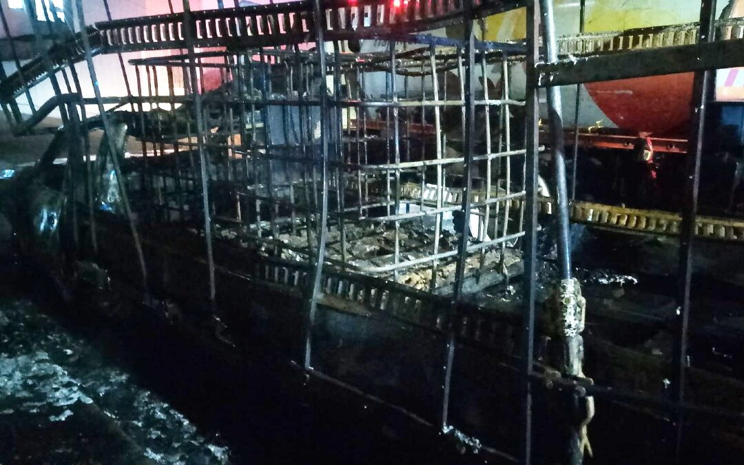 Incendio en Tlajomulco: Camioneta con Solventes se Prende Fuego en Vía Pública