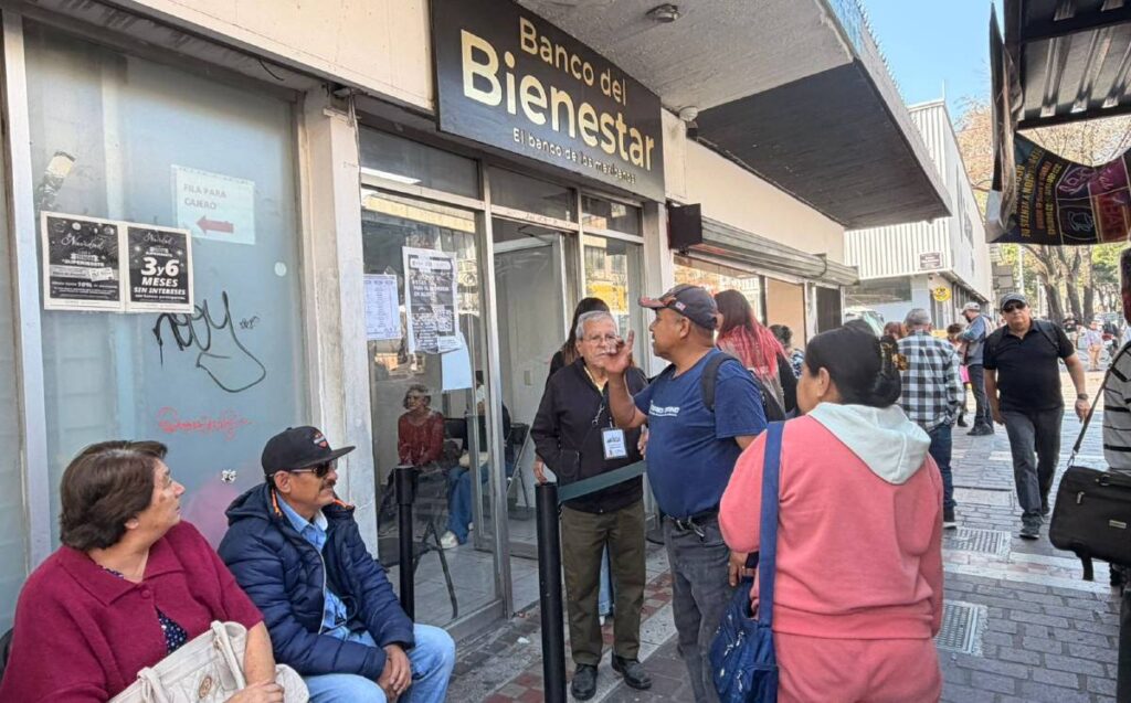 ¡Actualización sobre la Pensión del Bienestar! Así están las filas en el banco de avenida Juárez en Guadalajara