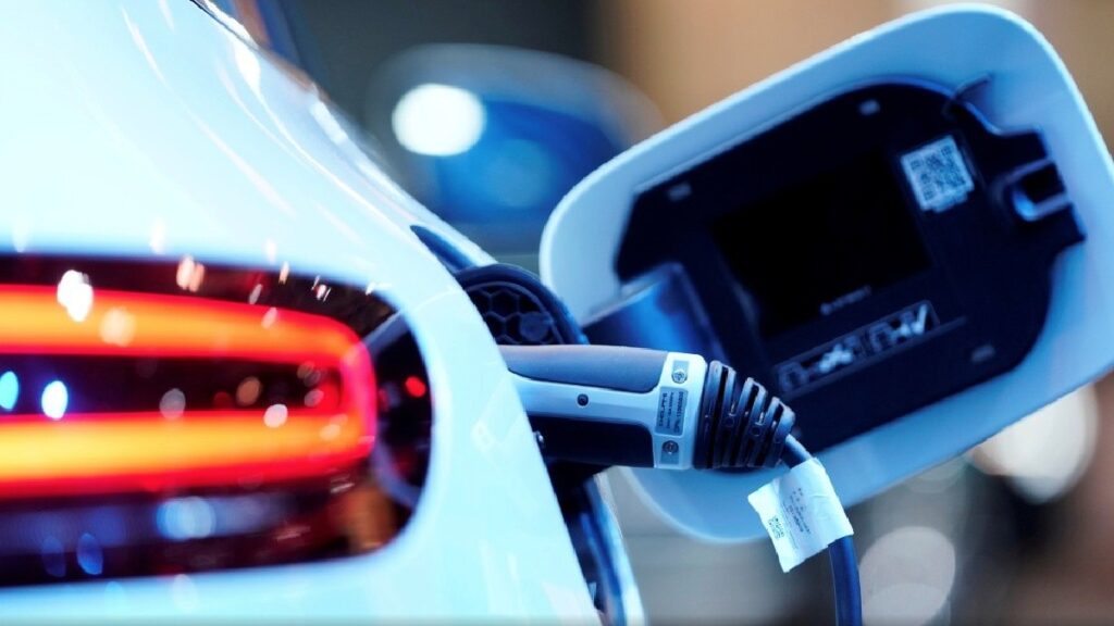 Trágico accidente en Phoenix: Niño de 5 años arrollado por automóvil eléctrico que supuestamente arrancó solo