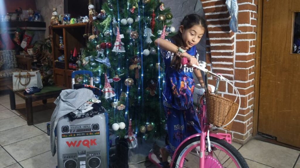 Día de Reyes en Puebla: Regina vive su ilusión con una bicicleta inspirada en Stranger Things