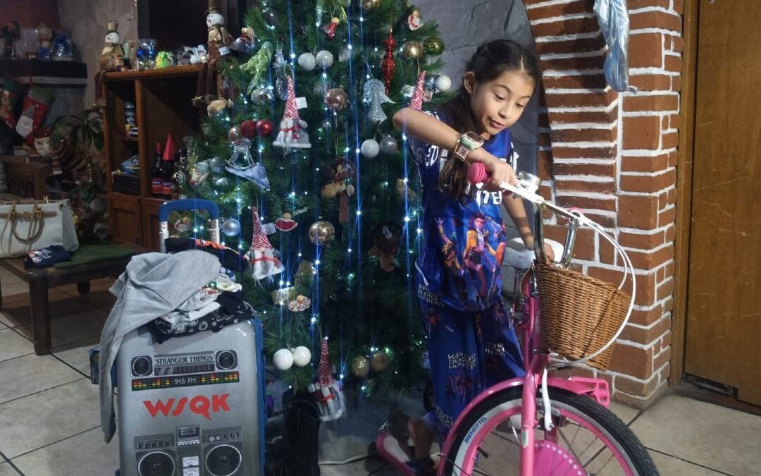 Día de Reyes en Puebla: Regina vive su ilusión con una bicicleta inspirada en Stranger Things