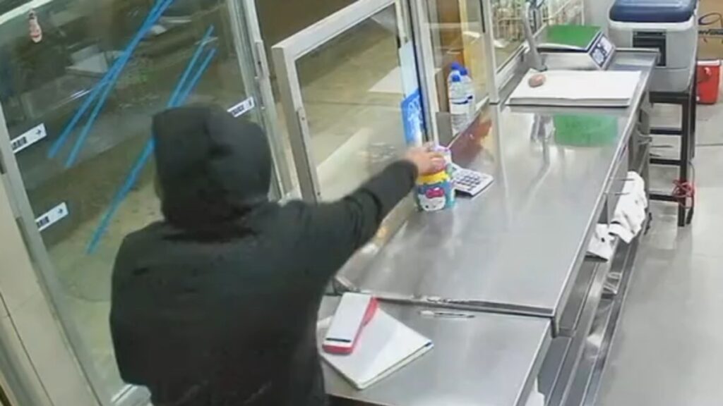 Asalto a Tortillería en Monterrey: Hombre Roba Bote de Propinas y es Captado en Video