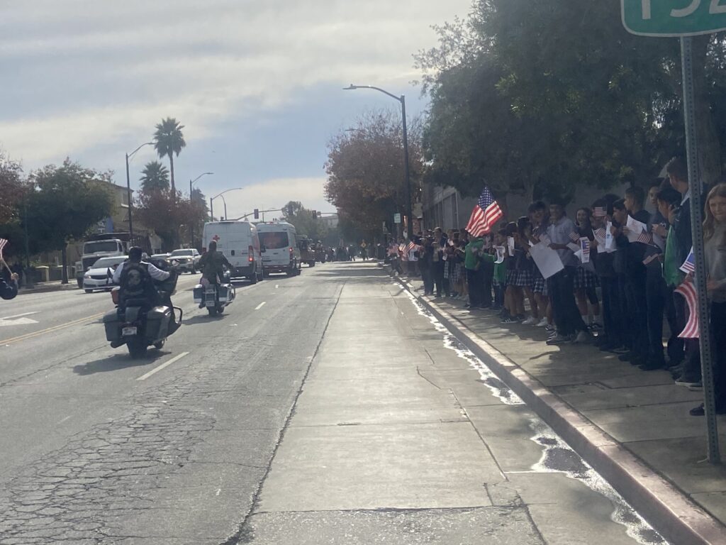 Watsonville Conmemora el Día de los Veteranos con una Emotiva Marcha