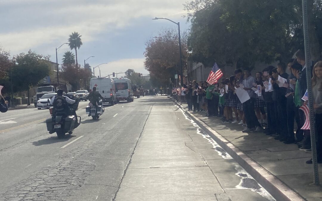 Watsonville Conmemora el Día de los Veteranos con una Emotiva Marcha