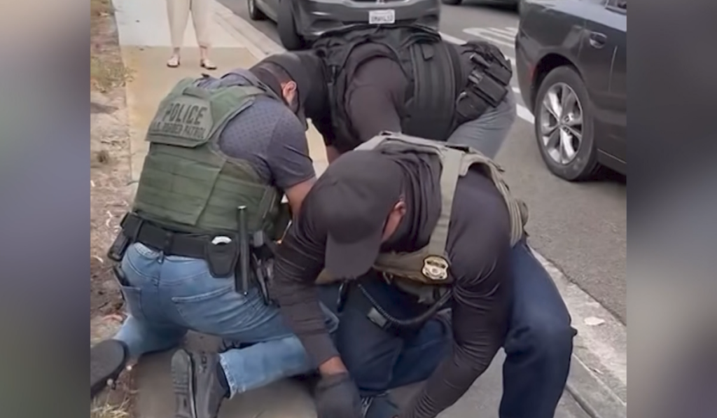 California Prohíbe a Agentes Policiales Cubrirse el Rostro durante Operativos: La Ley ‘No Secret Police Act’