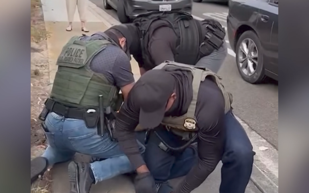 California Prohíbe a Agentes Policiales Cubrirse el Rostro durante Operativos: La Ley ‘No Secret Police Act’