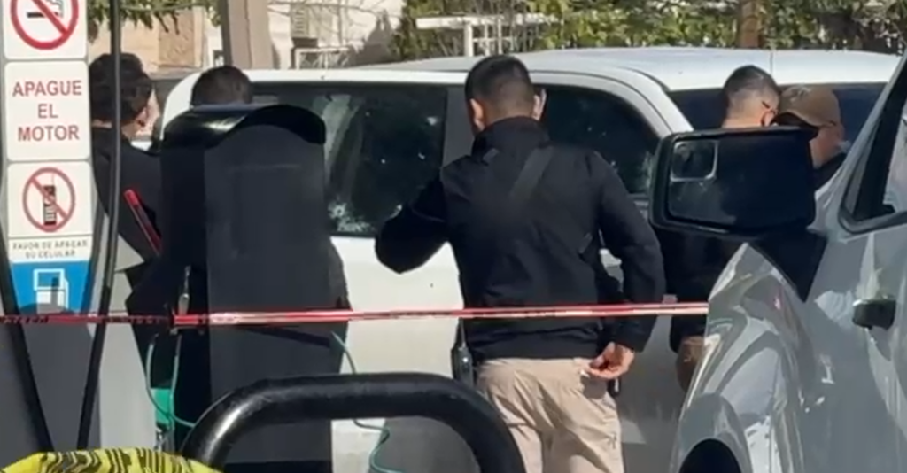 Ataque armado en gasolinera de Ciudad Juárez: un policía muerto y otro herido