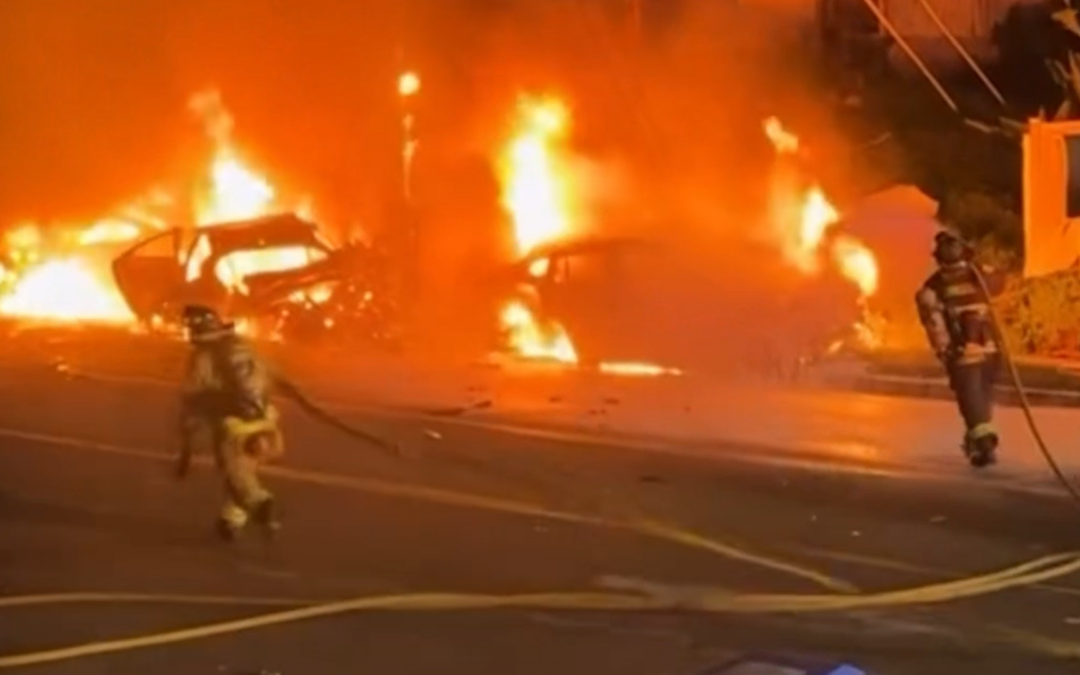 Choque de Vehículos en Vista Deja Autos en Llamas y Moviliza a Bomberos