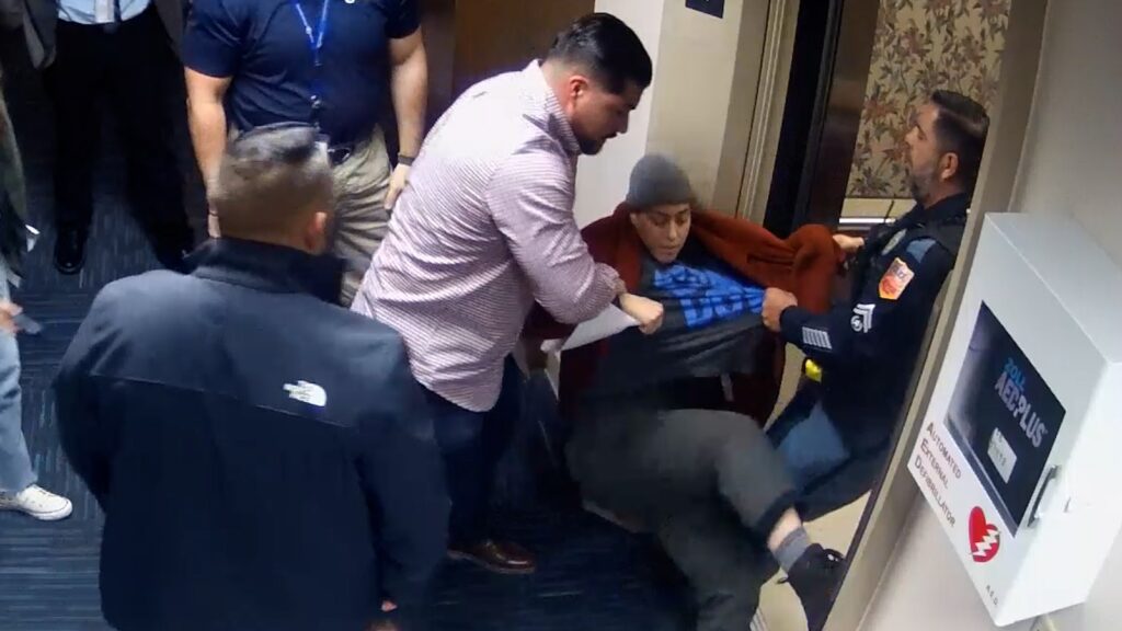 Incidente EP Water: Videos Revelan el Arresto de Natasha Acevedo Durante una Reunión