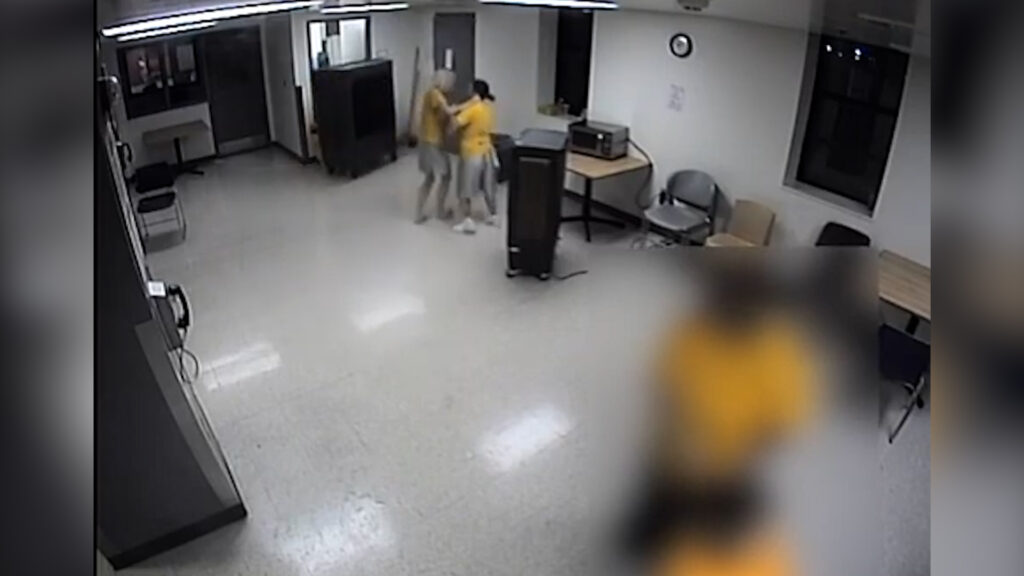 Tina Peters: Video de vigilancia revela forcejeo con otra reclusa en prisión de Colorado