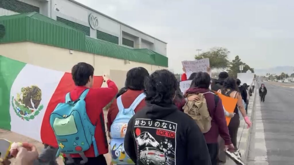 Manifestaciones Estudiantiles en Las Vegas: Jóvenes Desafían el Primer Año de Trump con Walkouts Masivos