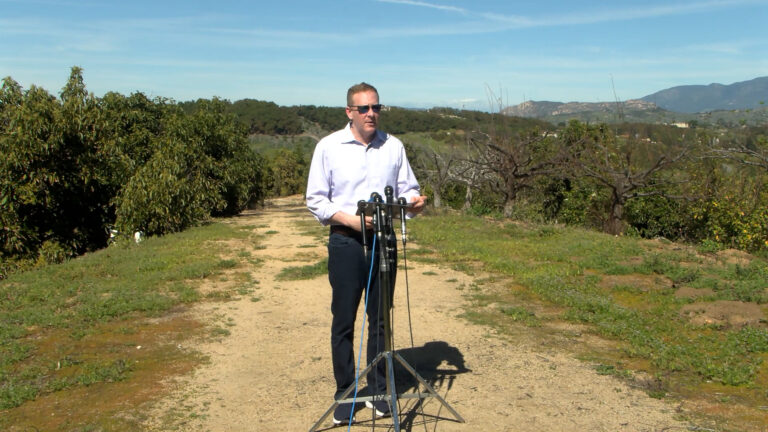 Crisis de Aguas Residuales: La Visita de Lee Zeldin a una Granja de Aguacates en San Diego
